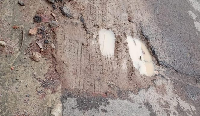 
					Kondisi jalan yang rusak akibat aliran PDAM yang tidak rapat di Sukabumi, Bandar Lampung. (Ist)