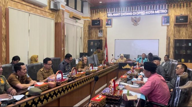 
					Komisi II DPRD Kota Metro saat hearing dengan sejumlah OPD di Metro. (Ist).