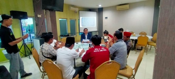 
					Bayu Teguh Pranoto and Partner saat melakukan konferensi pers di Pawon Mas. (12/3)