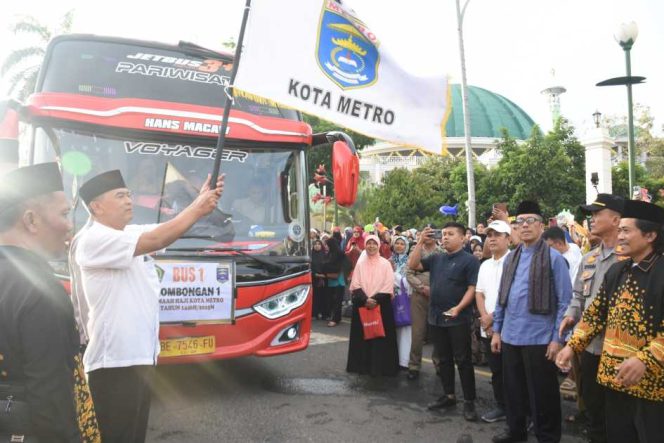 
					Ratusan CJH Dilepas, Siap Ibadah dan Harumkan Nama Kota Metro