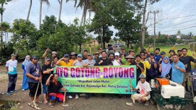 
					Wali Kota Metro Bambang Iman Santoso Melebur Gotong Royong Bersama Masyarakat Rejomulyo