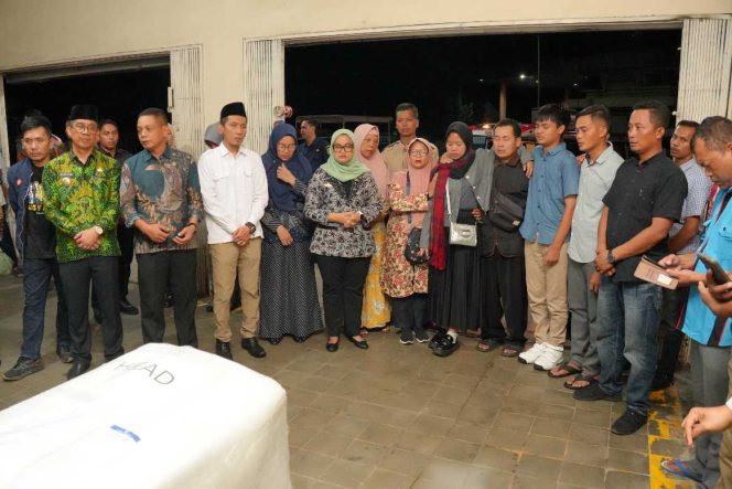 
					Bupati Lamtim, Ela Siti Nuryama saat mendampingi keluarga Wasinah. (Ist)