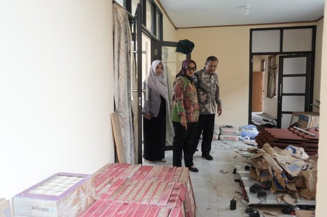 
					Bupati Lamtim Ela Siti Nuryamah saat meninjau Sekolah Rakyat di Kecamatan Purbolinggo