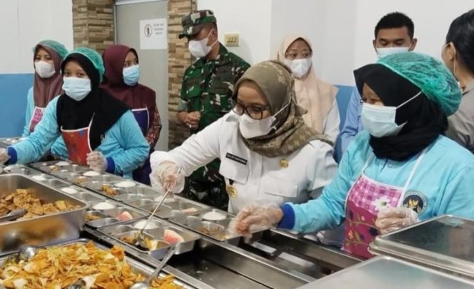 
					Bupati Lamtim saat meninjau MBG usai ada yang Keracunan
