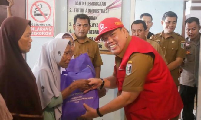 
					Wakil Bupati Lamtim saat memberikan bantuan 