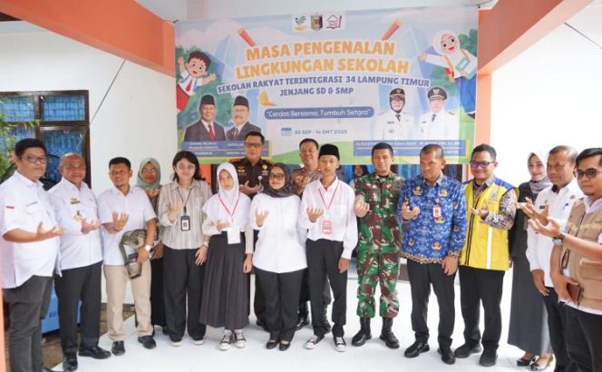 
					Bupati Lamtim meninjau kegiatan MPLS 