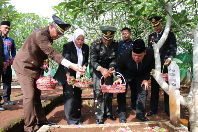 
					Sejumlah pejabat daerah bersama unsur TNI dan Polri melakukan tabur bunga di makam pahlawan