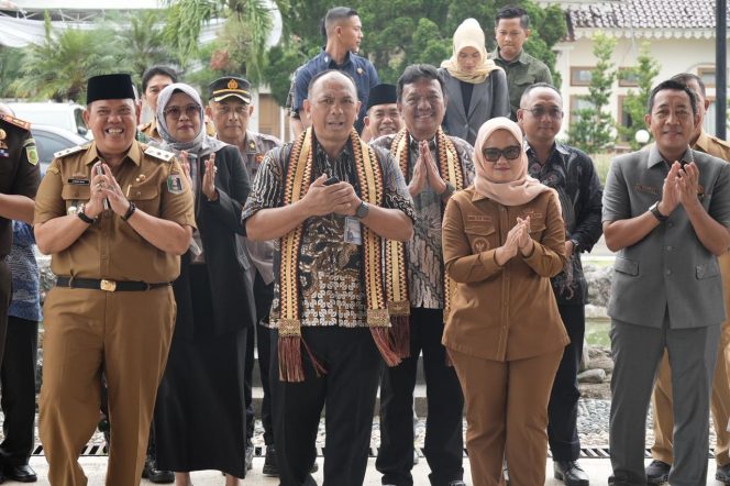 
					Bupati dan Wakil Bupati saat meresmikan peluncuran layanan daurat 112