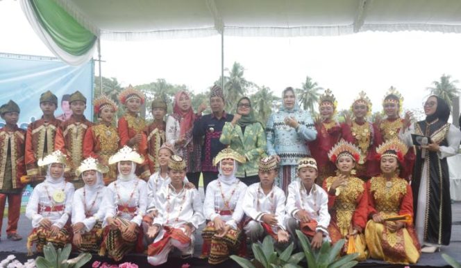 
					Bupati Lamtim, Ela Siti Nuryamah saat membersamai Pekan Kebudayaan Daerah Lamtim.