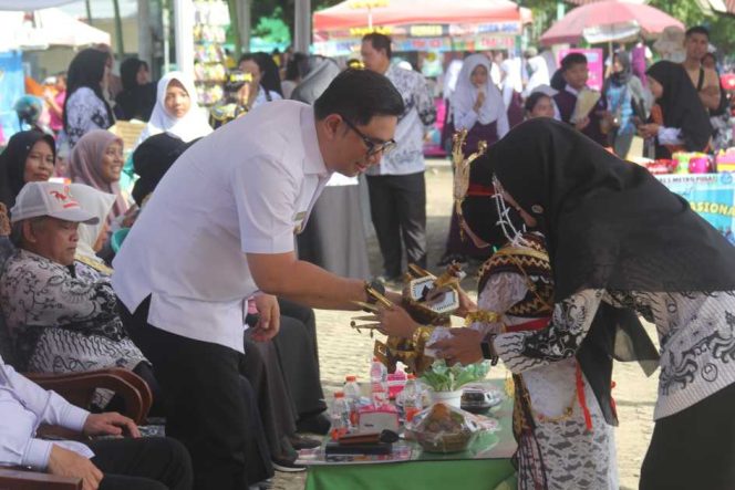 
					Festival Hari Guru Metro 2025 Tampilkan Kreativitas Murid dan Seruan Kesejahteraan Guru