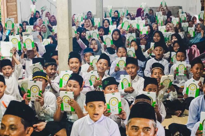 
					PKIMB dan Yayasan Amirul Ummah Salurkan 820 Al-Qur’an untuk Santri di Lampung