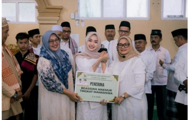 
					Bupati Lampung Timur Serahkan Beasiswa ke Juara KDI Intan Putri Lestari
