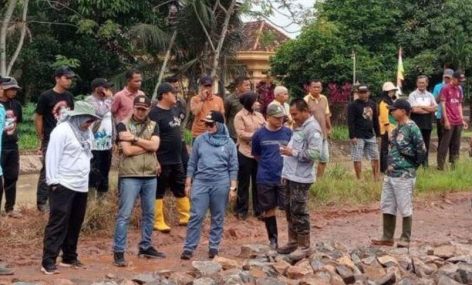 
					Keluhan Warga di Media Sosial Berbuah Aksi, Bupati Ela Turun Tangan Benahi Jalan Rusak