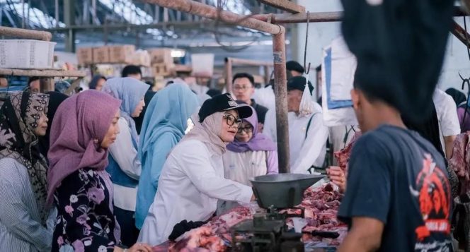 
					H-10 Lebaran, Bupati Ela Sidak Pasar Sukadana: Stok Sembako Aman, Harga Masih Terkendali
