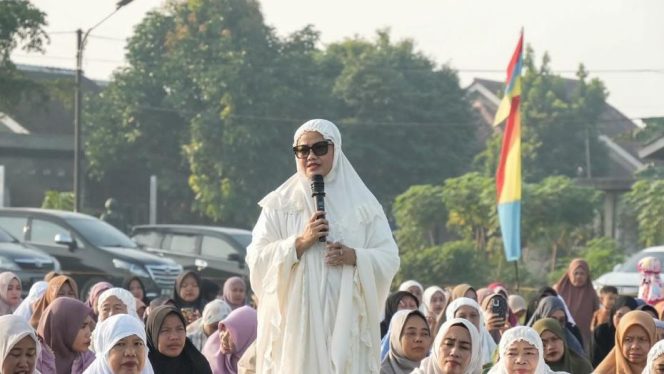
					Idulfitri di Lampung Timur: Tanpa Kemewahan Halal Bihalal, Bupati Ella Pilih Berbagi di Jabung